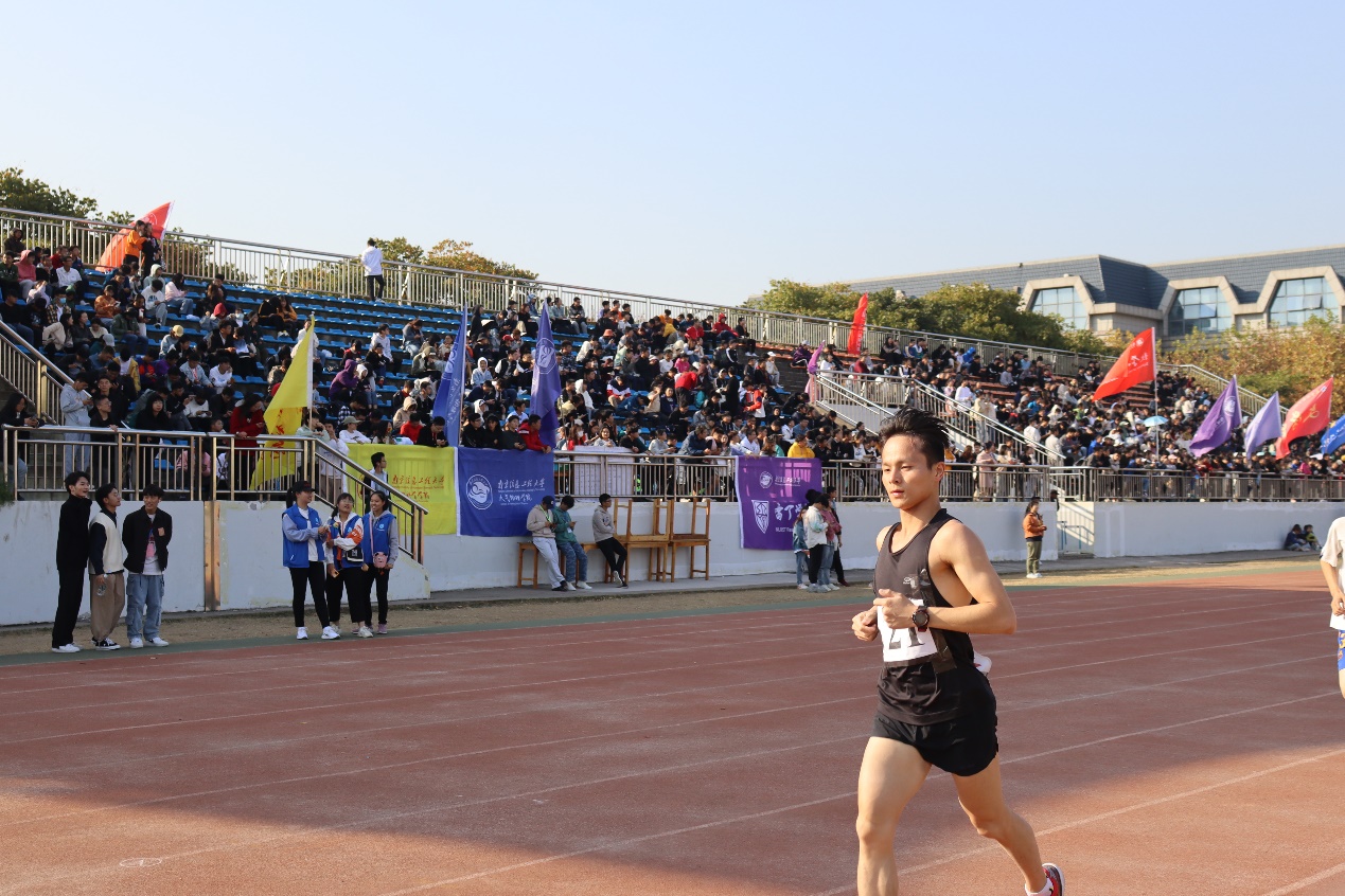 田径运动员在学校比赛,男子团体女子团体比赛