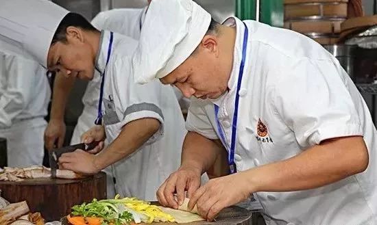 厨师平时是怎么工作的,作为一个厨师应具备什么能力