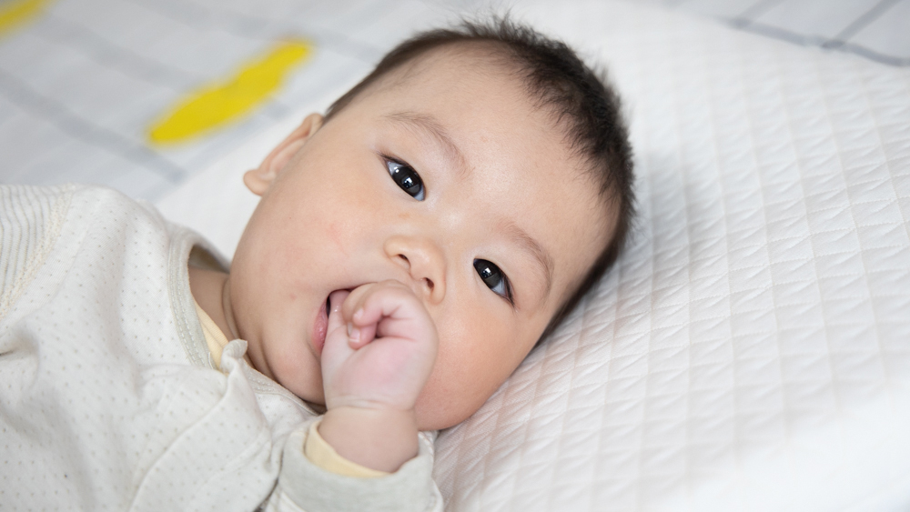 妈妈们都给宝宝枕什么样的枕头呢,什么枕头透气性最好适合宝宝枕