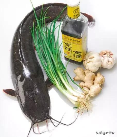 大蒜烧鲶鱼的正宗做法,大蒜烧鲶鱼鲶鱼要炸过吗