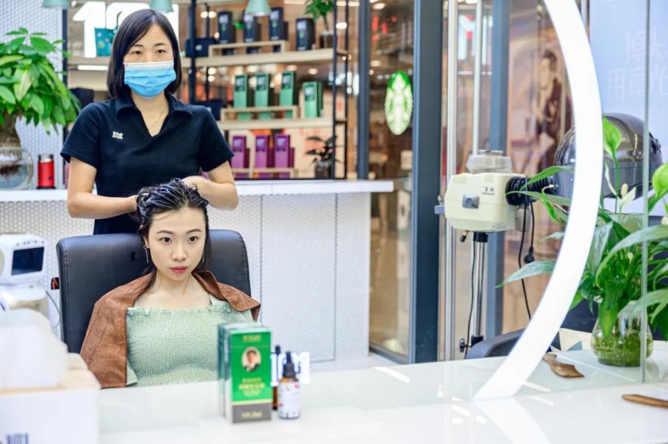 叹头部SPA！拒做人间“油”物，解锁防秃养发小妙招