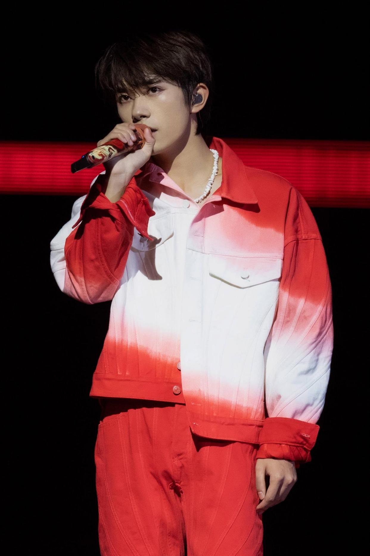 易烊千玺蝴蝶结正装,易烊千玺戴珠串