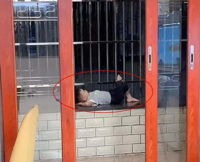 姐姐上学后，无聊弟弟“花式”想姐姐，妈妈：忘记她怎么揍你了？