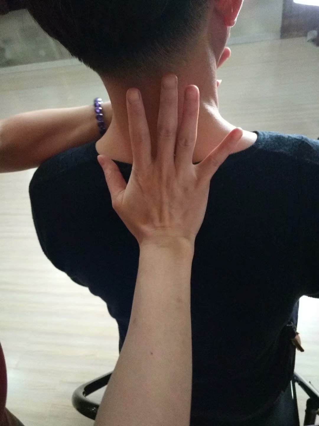 脖子后面颈椎有个鼓包怎么办,颈椎大包怎样通过锻炼来恢复