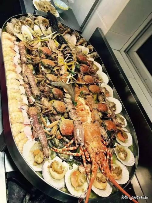 王思聪依旧高调炫富私生活奢靡，高达88万的名酒，漂亮女友作陪