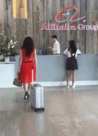 今天过来按脚,恰巧碰见了前女友,我该怎么化解尴尬呢?哈哈哈