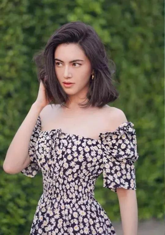 小胸女人如何彰显魅力,40岁刘涛减龄方法