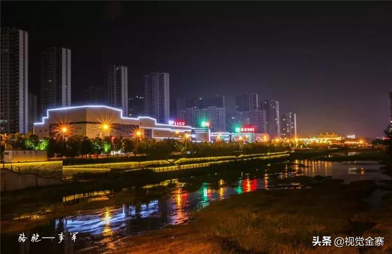 金寨城市夜晚霓虹灯璀璨,金寨山城夜景美景