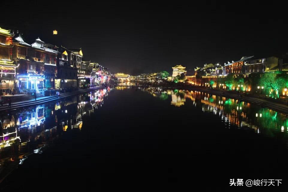 中国最美丽的小城，历经沧桑翘檐如翼的吊脚楼，缓缓流淌的沱江