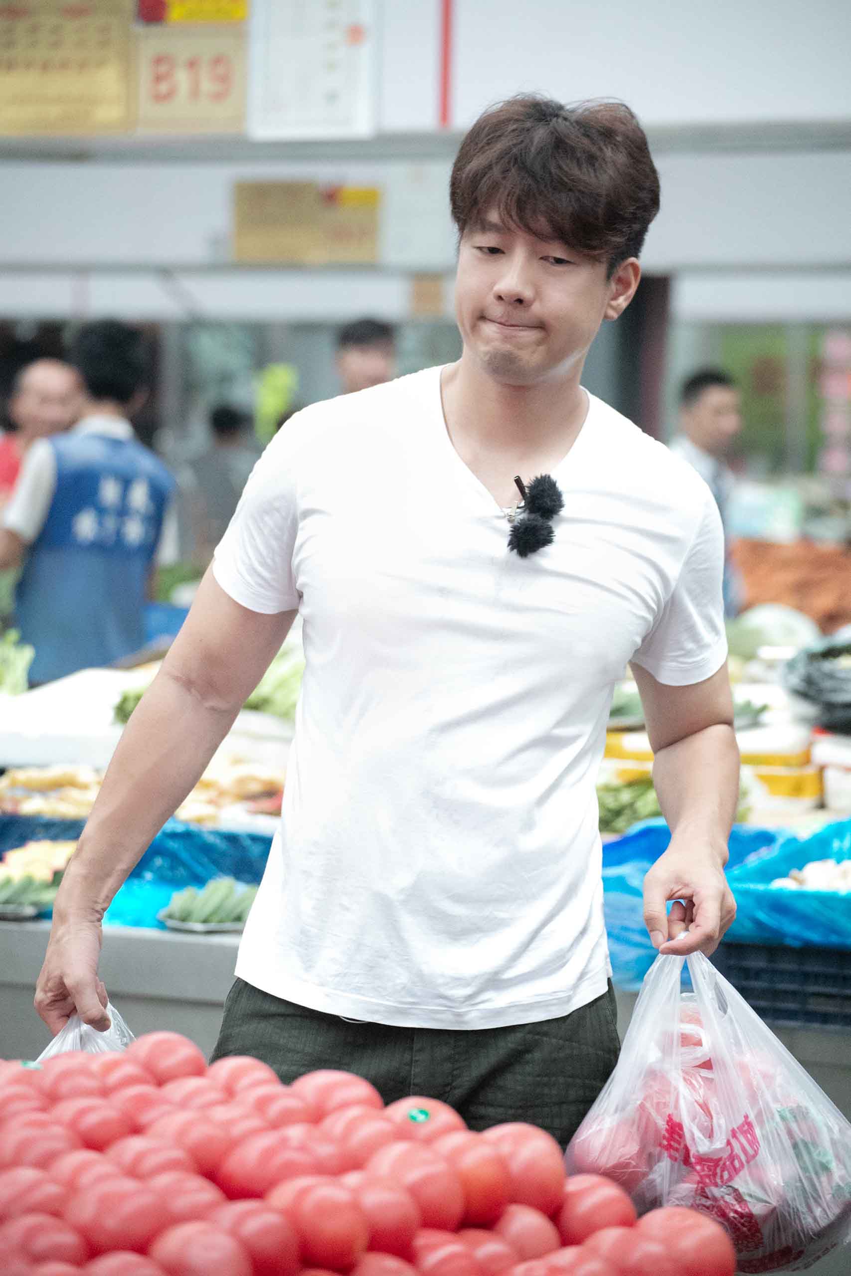 凌潇肃综艺开启吃播模式狂吃冰棍引发网友爆笑