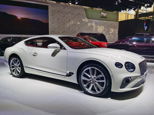 丰田埃尔法最牛车牌,街头顶级豪车布加迪