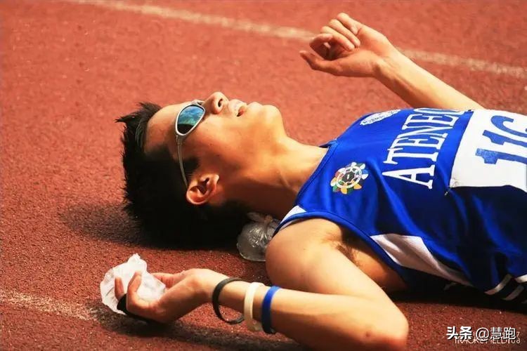 在高温天气下跑步如何避免中暑,跑步中暑的症状