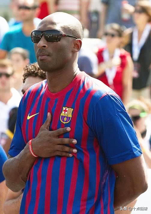 科比穿8号和24号的原因,科比的巅峰时期是八号还是24号