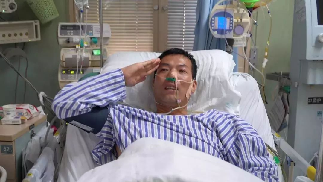 他们与持枪歹徒奋勇搏斗,用血肉之躯挡住了射向群众的*弹霰**