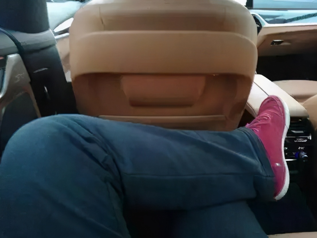 大腿放在中控台很舒服？老司机：顶不住