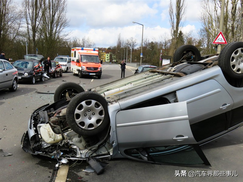 发生交通事故后拨打110还是122,发生交通事故应该先打什么电话