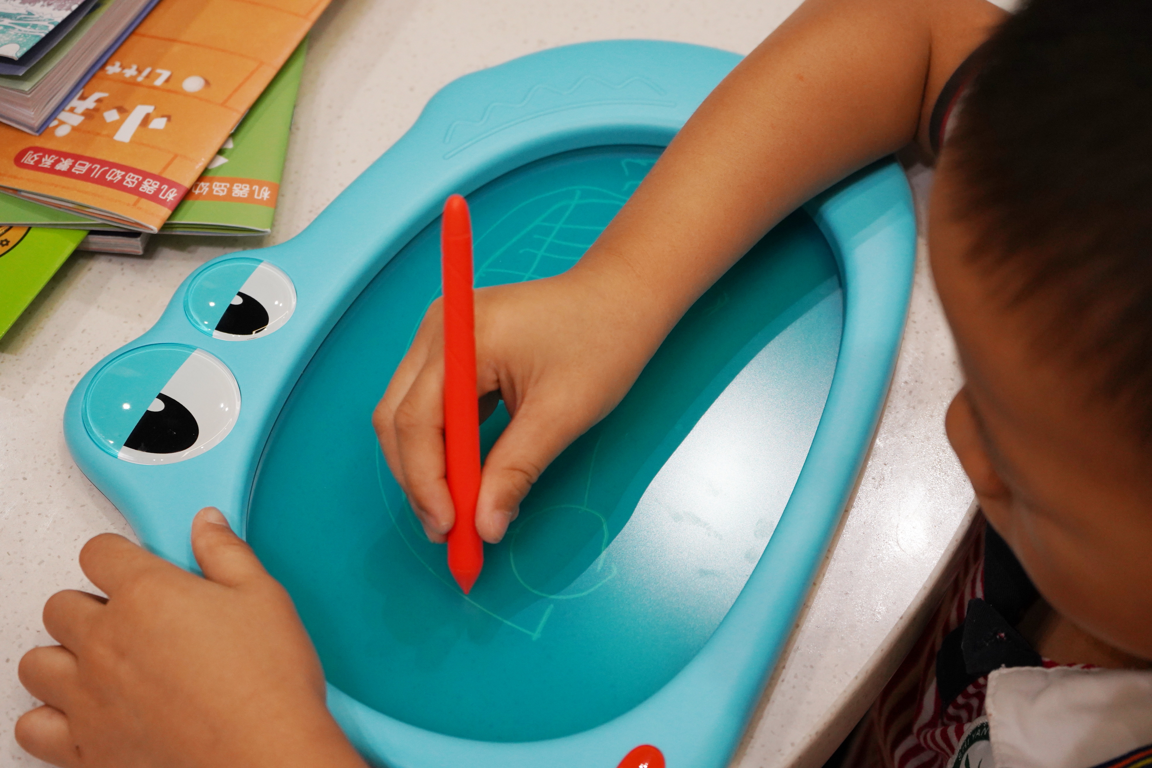 涂鸦绘画对儿童成长和发展的影响,儿童涂鸦与成人涂鸦的对比