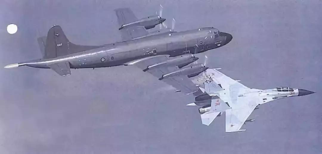 俄军主力战机突然坠毁,俄军图22轰炸机巡航