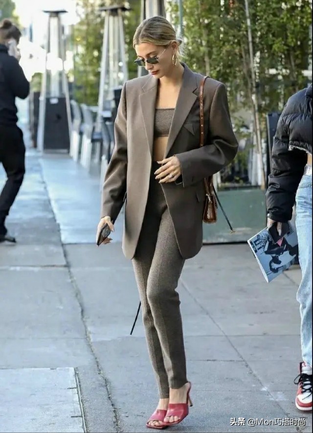 今年流行方头还是尖头鞋,今年流行的方头鞋马丁靴