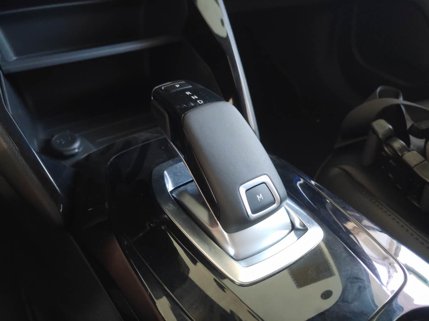 法式不屑是谁,深蓝色东风标致2008