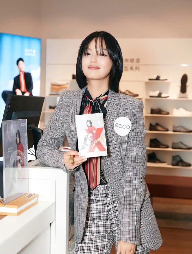 穿“男友裤”耍帅的辛芷蕾,却被“烟斗鞋”抢走风光,太酷了!