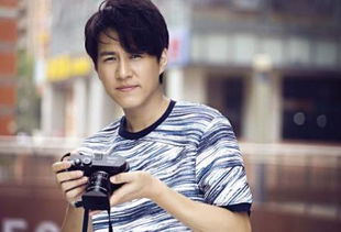 他曾是“职场男神”，娶“北电才女”李佳，今一家四口其乐融融