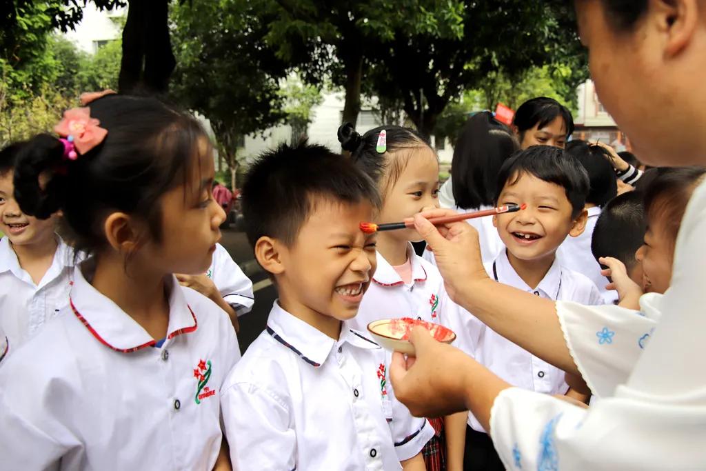 平南中心小学开笔典礼现场,镇宁自治县实验小学开笔典礼