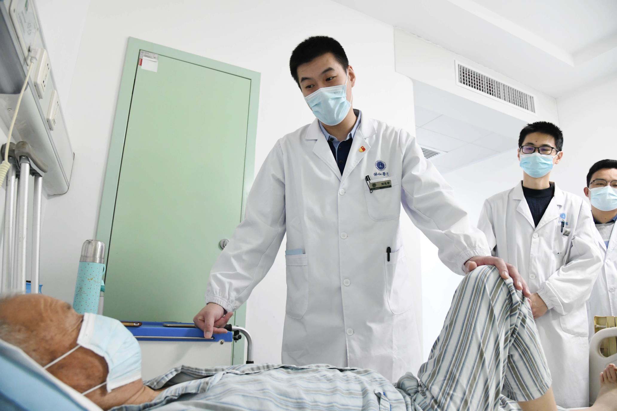 膝盖突然瞬间疼痛难忍无法站立,右腿膝盖关节置换手术