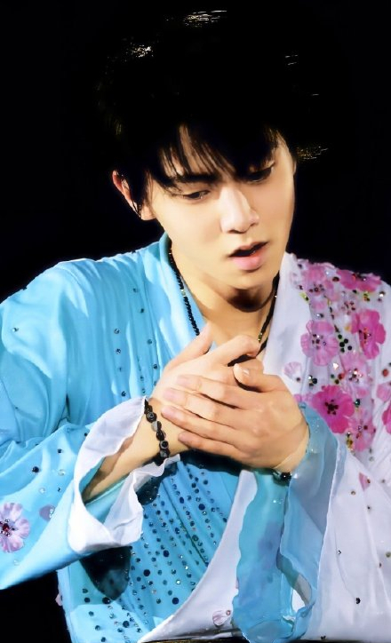 羽生结弦穿花衬衫2018,羽生结弦花衬衫拼接款