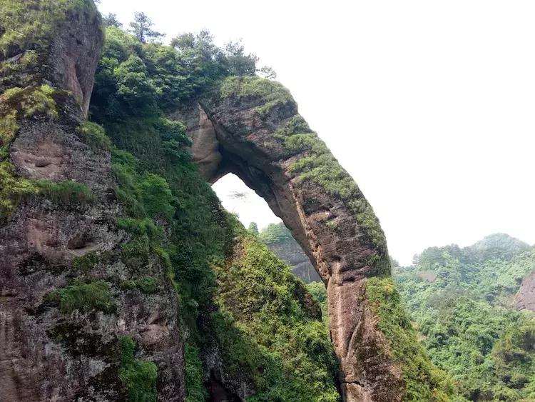 一个让人流连忘返的地方,山清水秀,只需要坐在河边发呆就行。