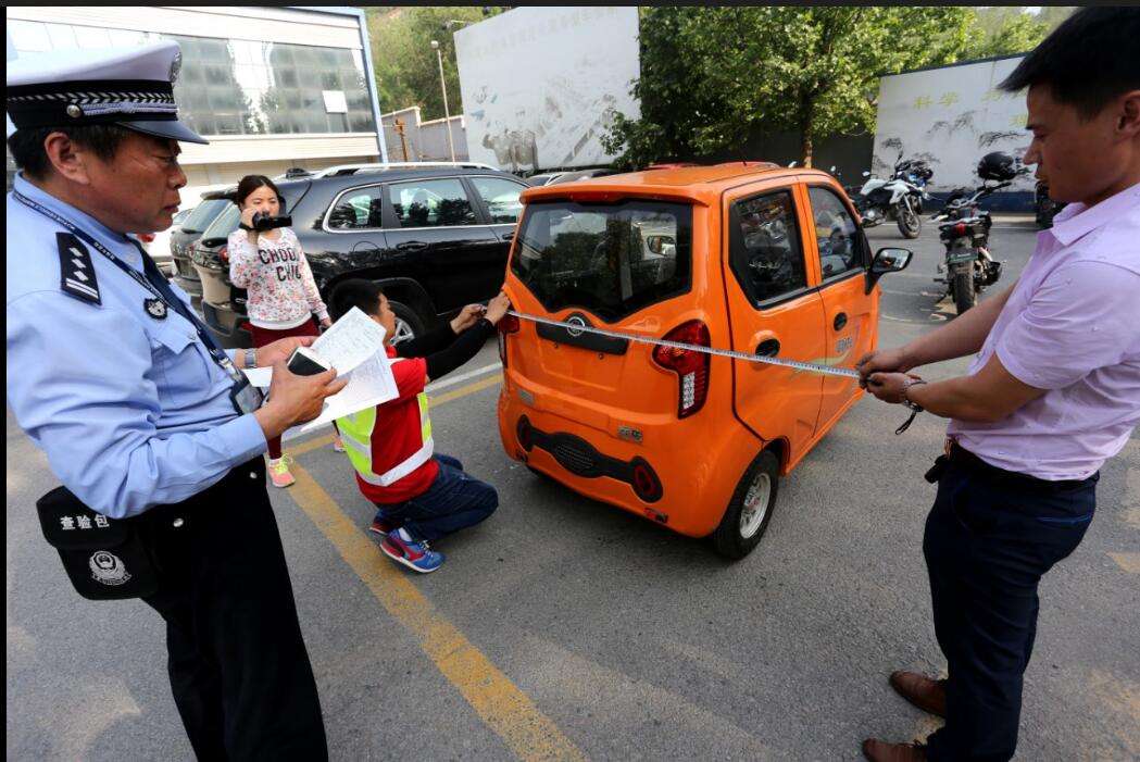 c1证能开老年四轮代步车吗,三轮车证可以开老年代步四轮吗