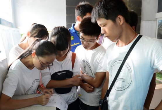 大学生活费给多少合适?大一学生:每月3000,大四学生:每月500