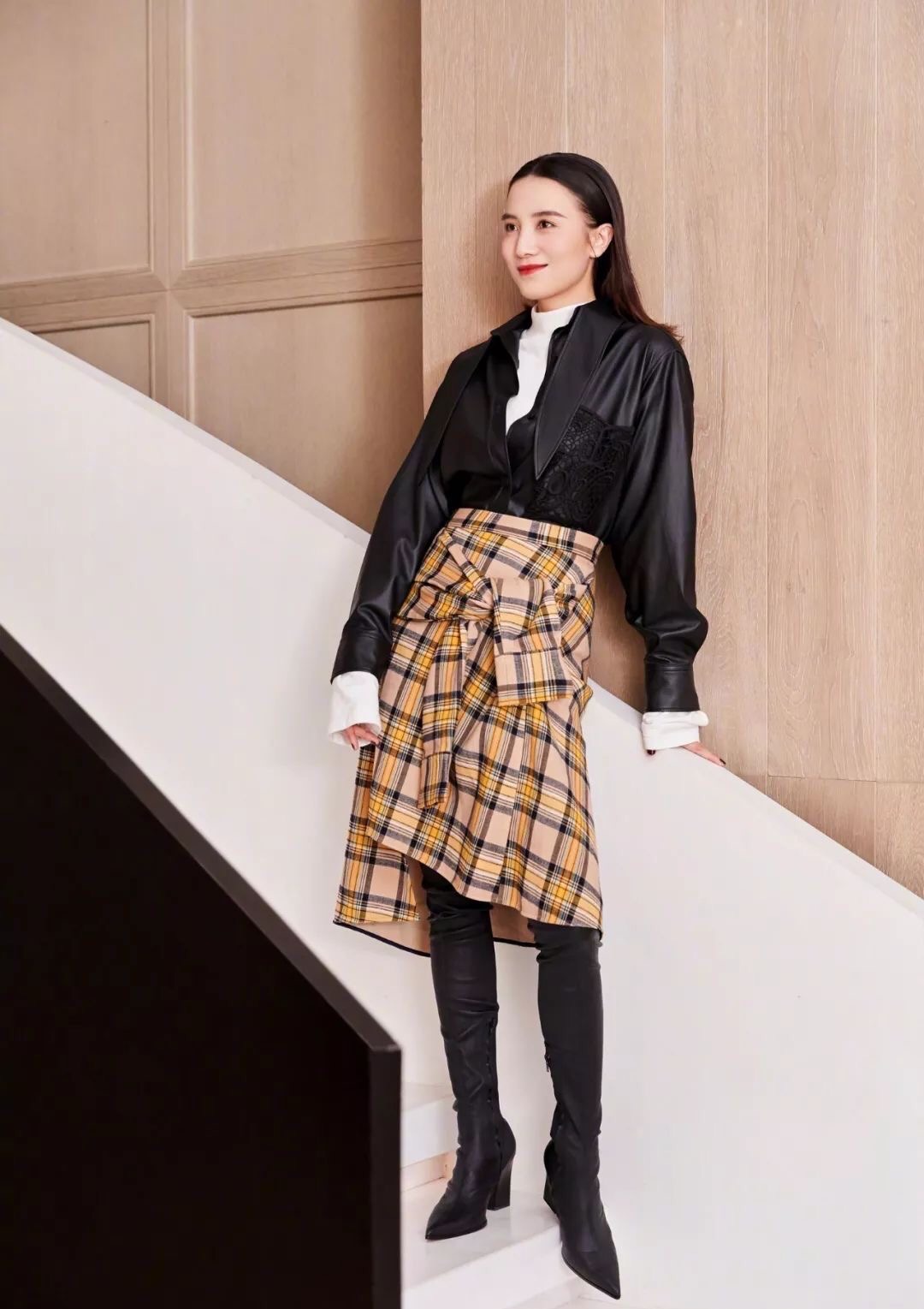 宋佳穿高级感西装,宋佳缎面西装搭皮鞋气场十足