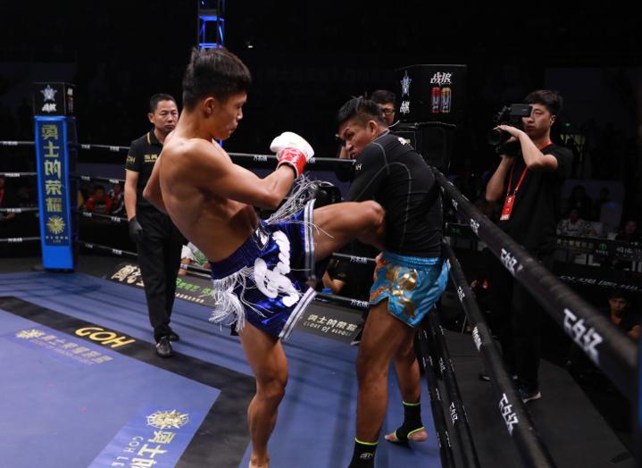 18岁少年打败泰拳王,19岁小伙打泰拳