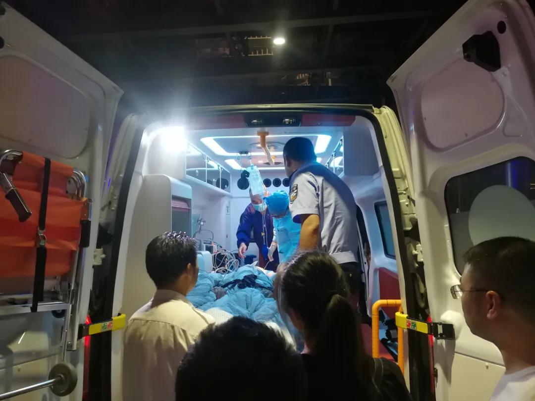 带着残留在体内的几十颗*弹霰**，他度过出院后第一个新年