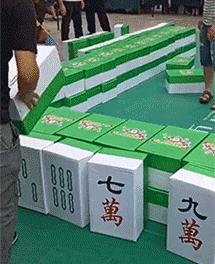 裁判，是他故意撞倒我的！搞笑动图