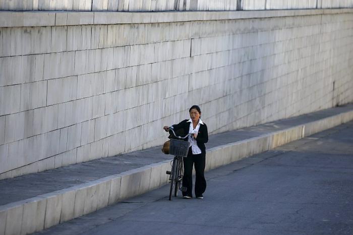 朝鲜人骑的自行车坏了，怎么修？