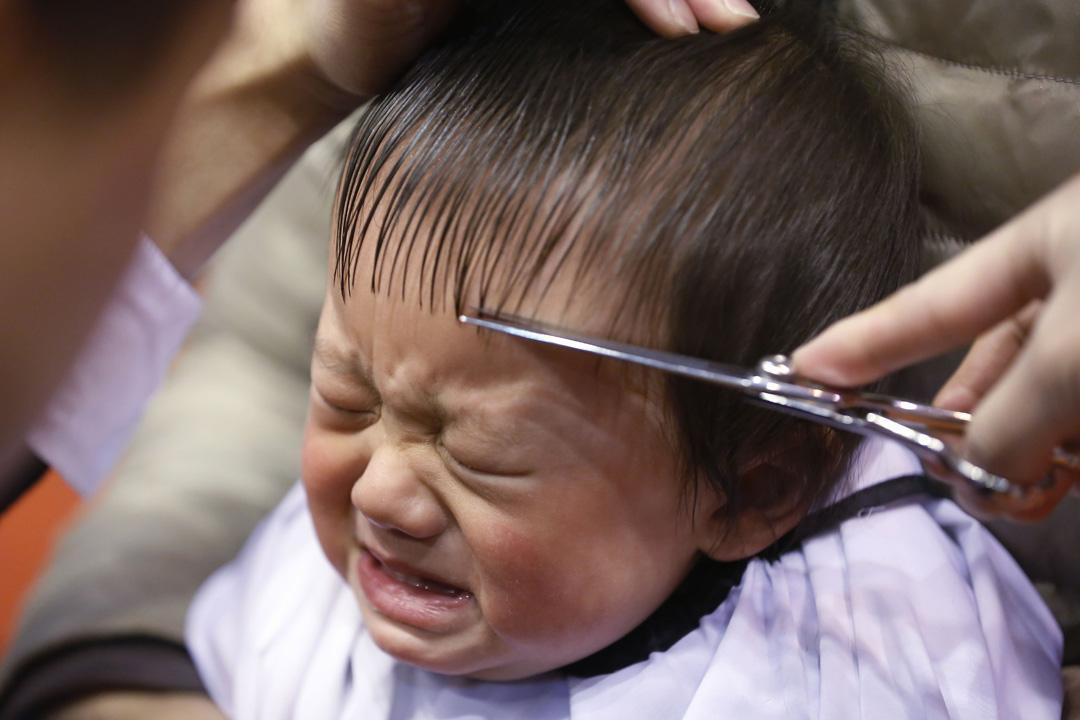 新生儿多大可以去理发店剪头发,新生儿适合多大理发