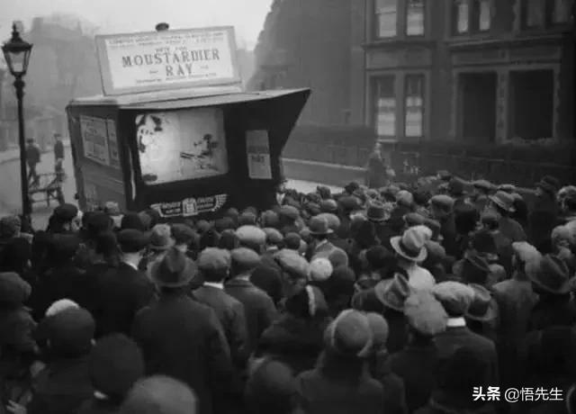 霍金年轻时帅气的照片,霍金年轻时帅照