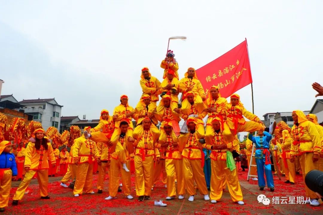 有天生神力的小伙,小伙天生神力竟能举起八百吨