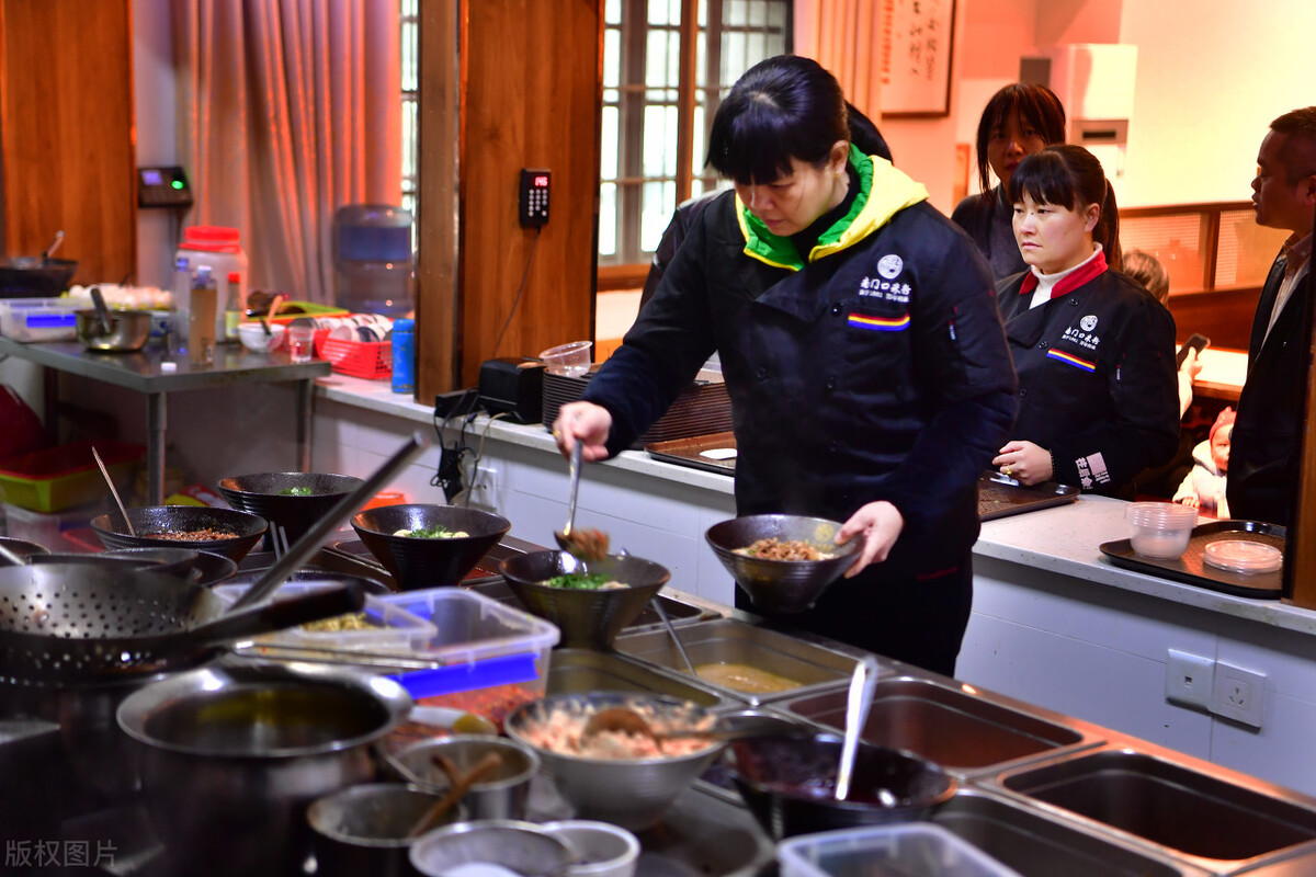 大姐开米粉店盈利81万,90后情侣开米粉店月入五万