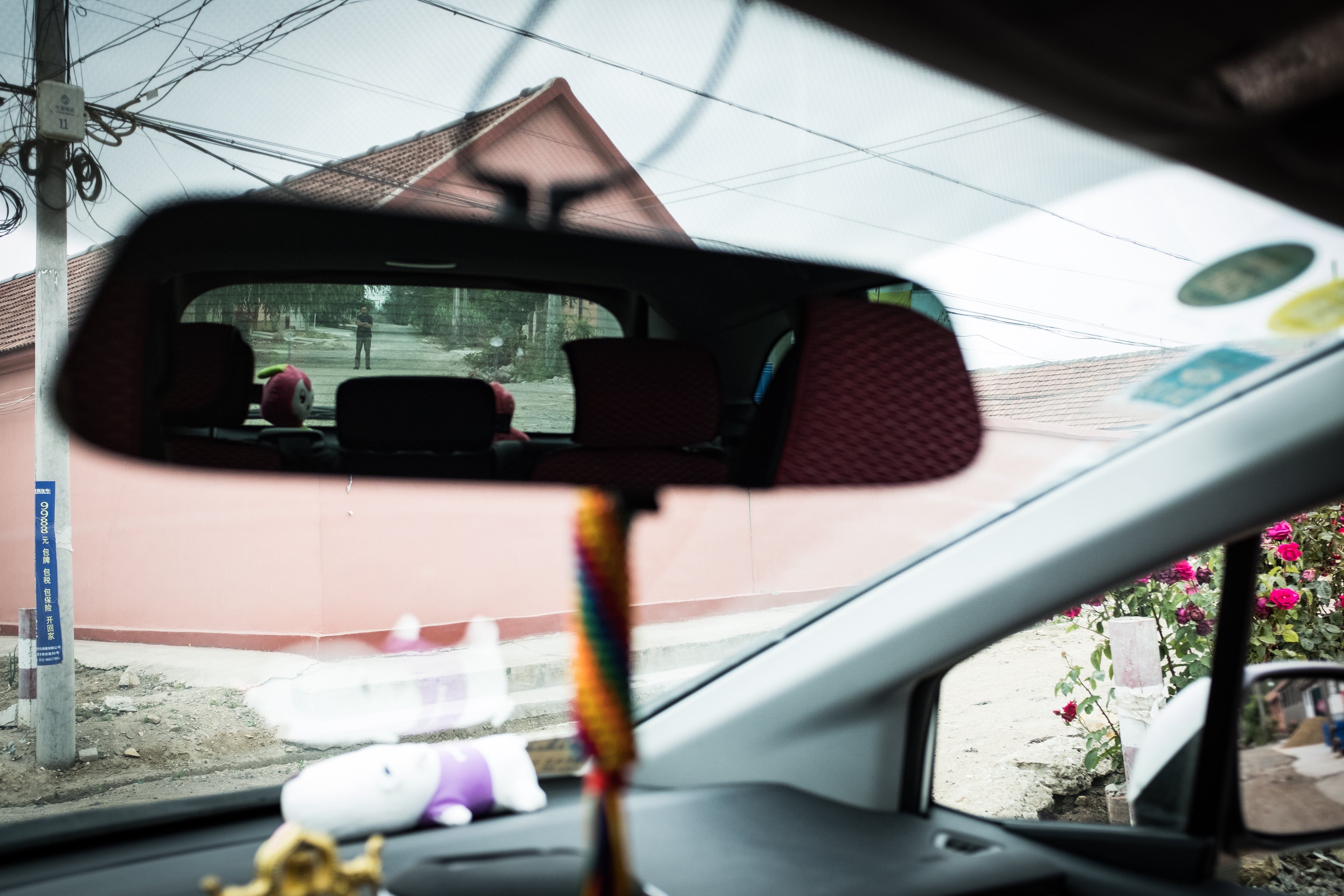 母女俩异地上学父亲留守,农村父母的真实故事图片