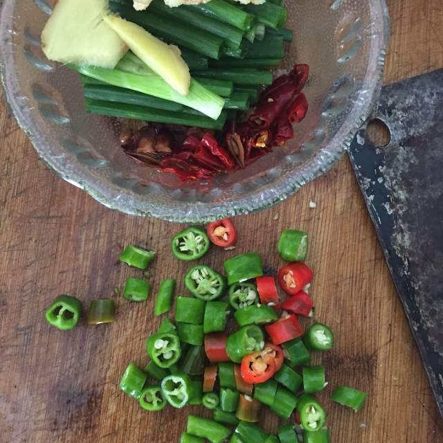 辣炒鸡肉家常做法,鸡肉不辣怎么炒才好吃