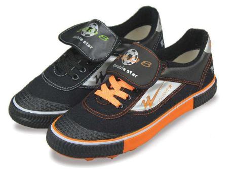 85到90年的球迷，你们有过这些队服和装备吗？顺便预测一下12强赛