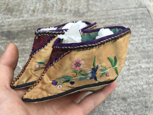 正说缠足一千年:三寸金莲如何从“贵族范儿”,变成了情色风