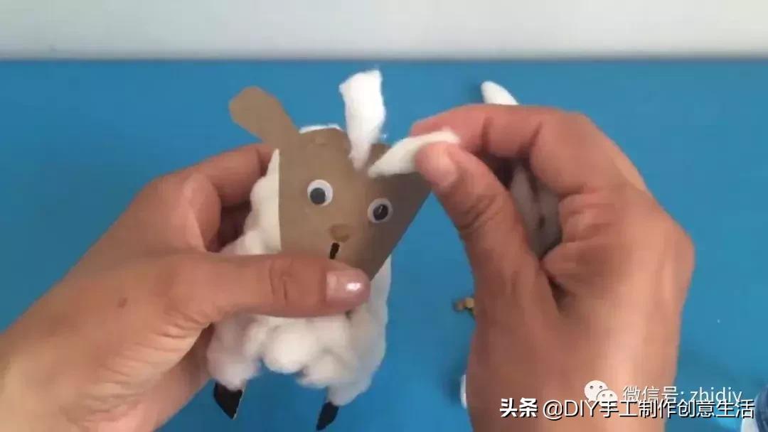 用白纸做个可爱的咩咩羊,用纸折一个可爱的小山羊