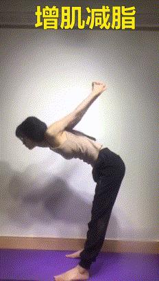 坐着直背训练纠正驼背,一个动作纠正驼背快速锻炼方法