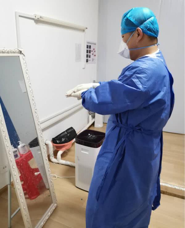 援鄂医疗队脱下防护服全身湿透,援鄂医护人员脱防护服
