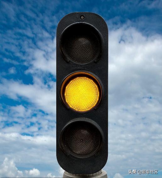 闯黄灯被追尾算谁责任,怎样算闯黄灯图解视频