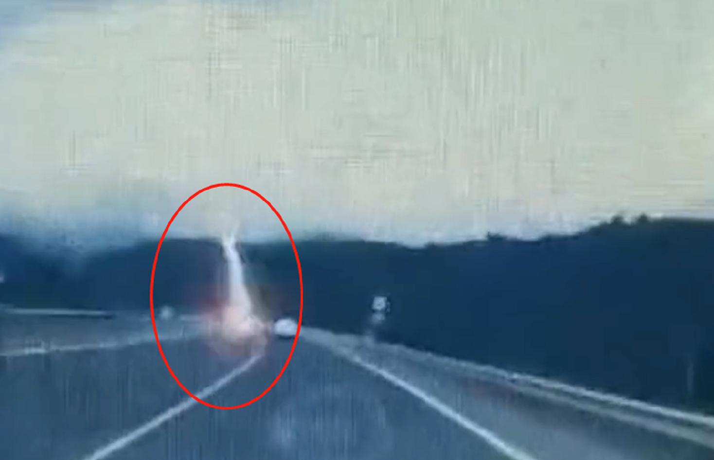 浙江一女子骑车时被闪电击中身亡,骑电动车女子被闪电击中身亡